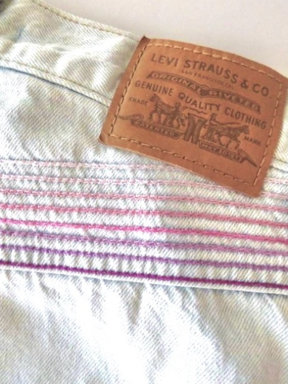 Real Levi’s Ribcage Super High Rise 70s Rear Chevron V Stitching-Button Fly - Picture 5 of 16